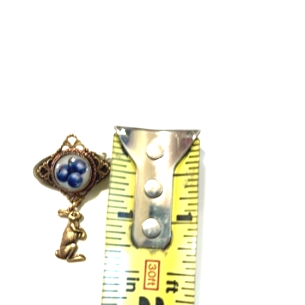 VINTAGE LOT OF TWO CERAMIC DUTCH AND ONE DELFT BLUE AND WHITE 1-2" BROOCHES - Picture 8 of 10